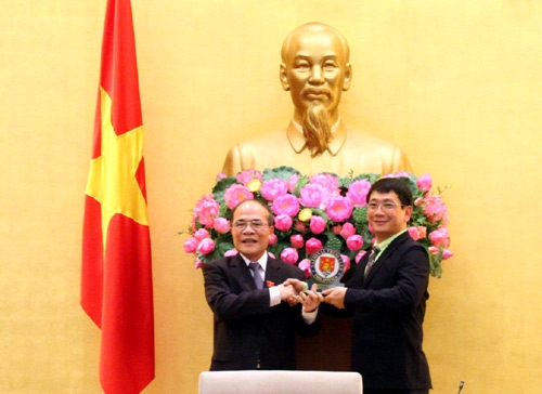 ປະທານສະພາແຫ່ງຊາດຫງວຽນຊິງຮຸ່ງຕ້ອນຮັບສະຫະພັນນັກຂ່າວອາຊຽນ